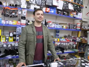 Реализует автозапчасти