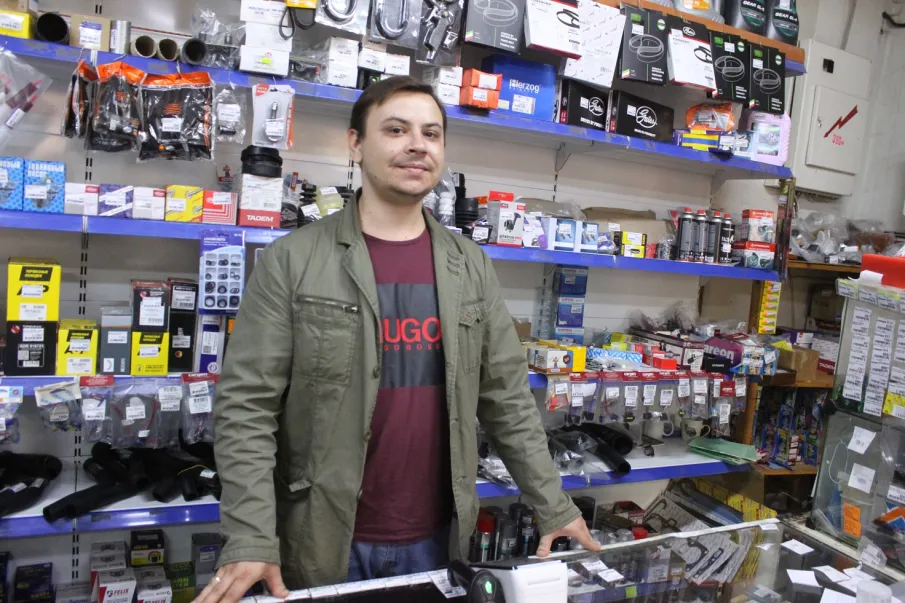 Реализует автозапчасти