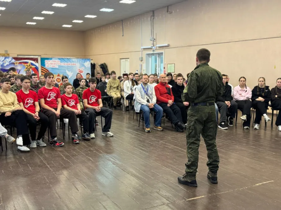 Ветеран СВО Владимир Петрухов провел «урок мужества» для участников спортивно-патриотических сборов «Код доступа: Зима»