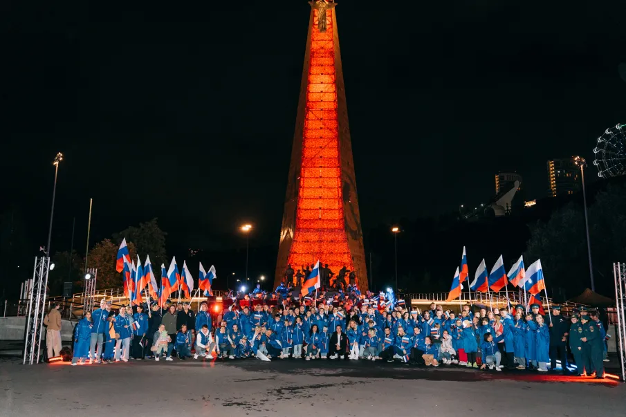Более 500 нижегородцев приняло участие в патриотической акции «#РОССИЯ», посвященной Дню флага