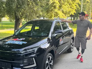 Фонд «Защитники Отечества» передал ветерану СВО автомобиль с ручным управлением