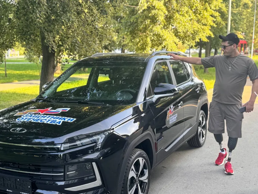 Фонд «Защитники Отечества» передал ветерану СВО автомобиль с ручным управлением